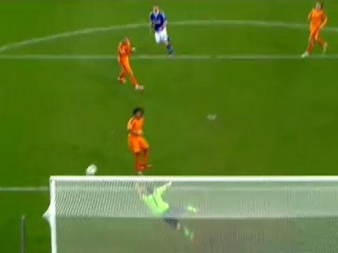 Pha bat volley tuyet dep cua tho san Huntelaar hinh anh