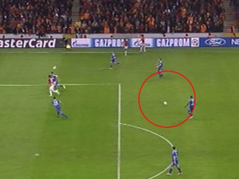 Pha bong tinh quai cua Terry giup Chelsea thoat thua hinh anh