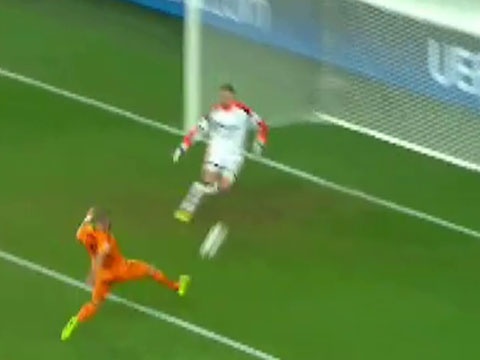 Pha dem bong vot xa kho tin cua Benzema hinh anh