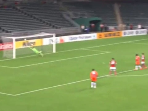 Cau thu Ninh Binh ghi sieu pham vao luoi doi bong Trung Quoc hinh anh