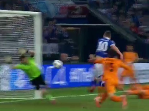 2 pha cuu thua xuat than cua Casillas, Petr Cech hinh anh