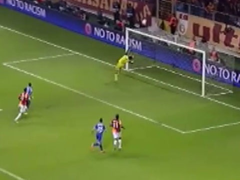 Pha bay nguoi cuu thua tuyet voi cua Petr Cech hinh anh