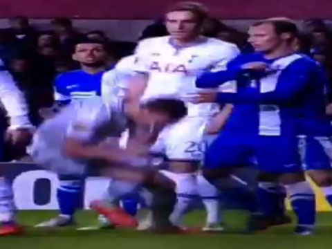 Pha an va tho thien cua trung ve Tottenham hinh anh