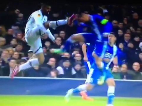 Pha choi bong theo phong cach karate cua Sandro hinh anh