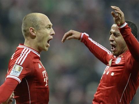 Bayern 5-1 Schalke: Hat-trick cua Robben hinh anh