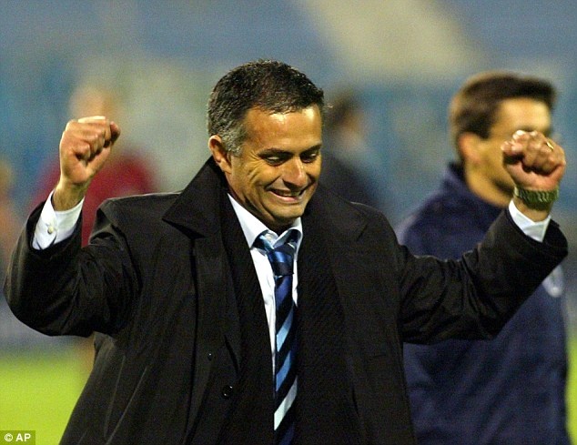 Cup vo dich Ngoai hang Anh kho thoat khoi tay Chelsea hinh anh