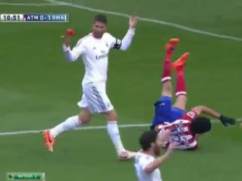 Tinh huong nhay cam trong vong cam giua Ramos va Costa hinh anh