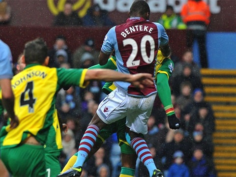 Aston Villa 4-1 Norwich: Show dien cua Benteke hinh anh