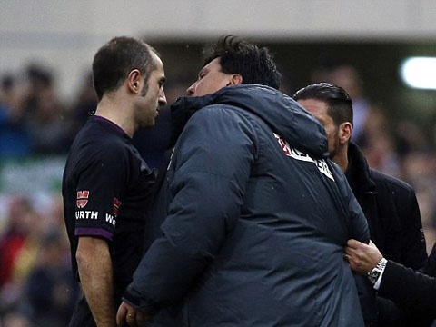 Tro ly HLV Atletico doi tan trong tai hinh anh