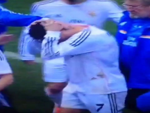 Ronaldo om dau che nhao co dong vien Atletico Madrid hinh anh