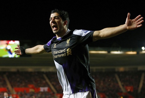 Gerrard: Suarez dang co gang vuot Messi, Ronaldo hinh anh