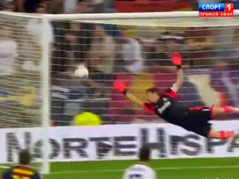 Messi khien Casillas bat luc chiu thua hinh anh