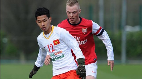 Clip chien thang dam 3-0 cua U19 Viet Nam truoc U19 Arsenal hinh anh