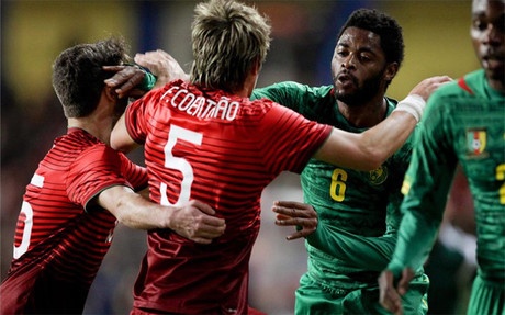 Cau thu Barca va Real au da tren san bong hinh anh