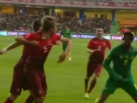 Alexandre Song va Coentrao hung hang tren san bong hinh anh