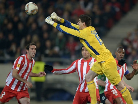 Nhung pha bat bong tuyet hay cua Thibaut Courtois hinh anh