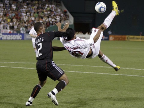 Nhung pha lam xiec voi bong cua 'phu thuy san co' Ronaldinho hinh anh