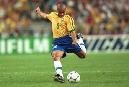 Nhung sieu pham khong the can pha cua Roberto Carlos hinh anh