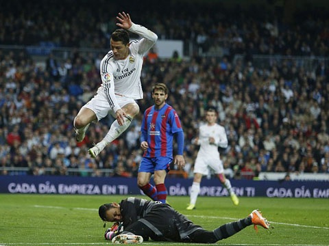 Man trinh dien an tuong cua Ronaldo hinh anh