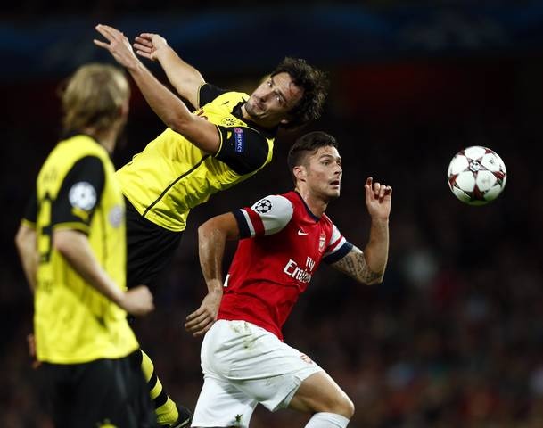 Hummels dang bi Barca cam do hinh anh