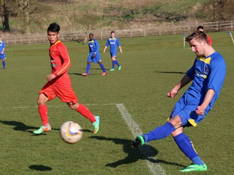 Clip U19 Viet Nam bi U18 Wimbledon cam hoa dang tiec hinh anh