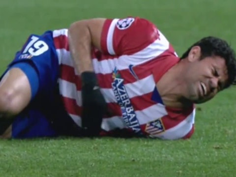 Diego Costa quan quai vi linh tron cu sut phat cua Balotelli hinh anh