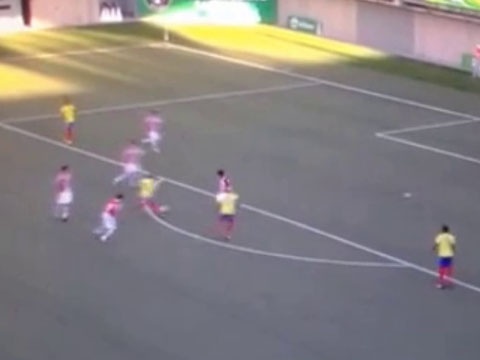 Pha solo an tuong hon ca Messi, Maradona hinh anh