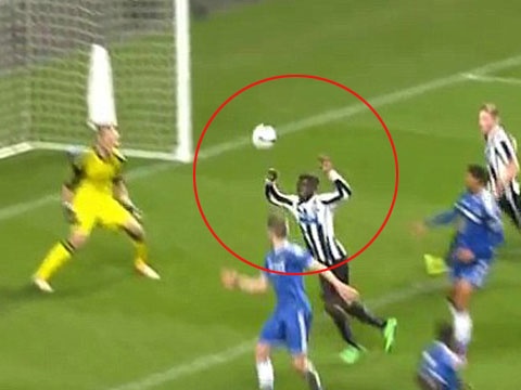 Man tai hien ban tay cua chua dinh cao nhu Maradona hinh anh