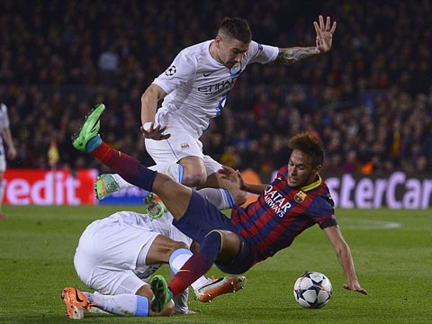 Nhung pha di bong cua Neymar truoc Man City hinh anh