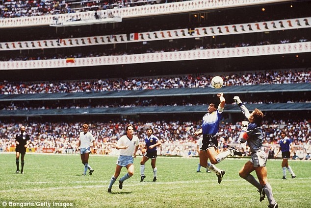 Ban thang bang tay cua Maradona hinh anh