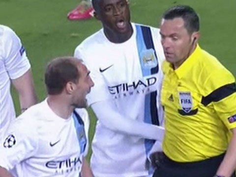 Tinh huong Zabaleta roi san sau khi nhan the vang thu 2 hinh anh