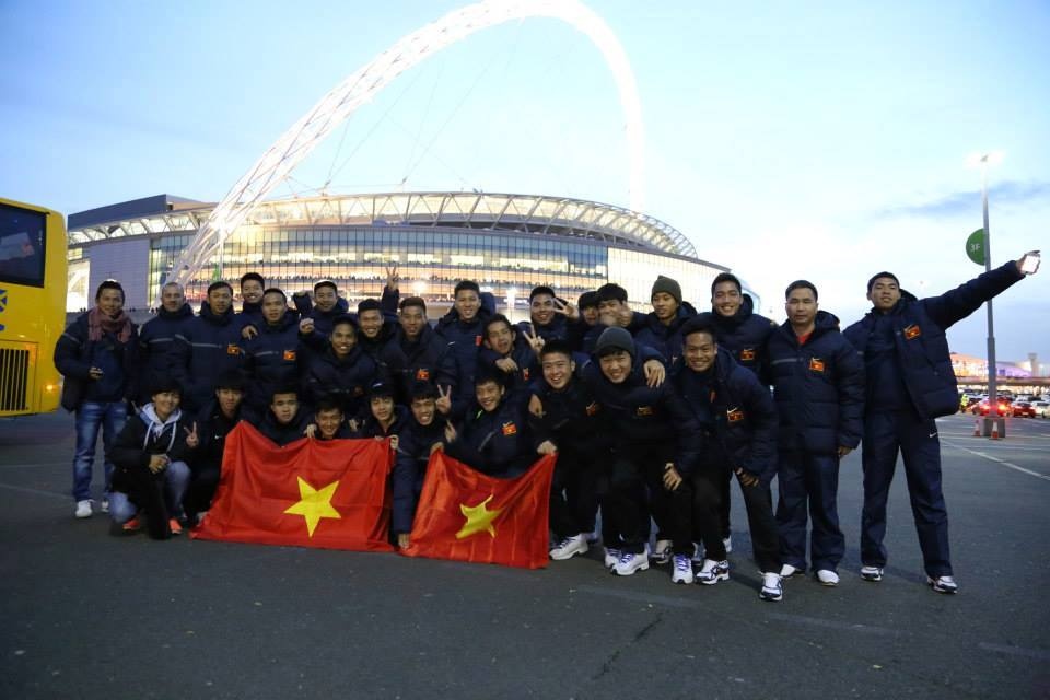U19 Viet Nam duoc hang chuc nghin CDV chao mung o san Britannia hinh anh