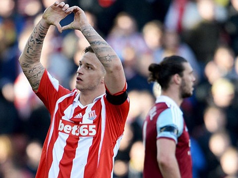 Stoke City 3-1 West Ham: Ngay buon cua Andy Carroll hinh anh
