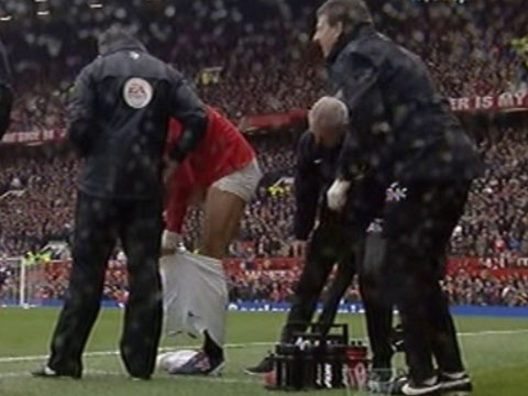 Tinh huong Fellaini thay quan ngay tren san hinh anh