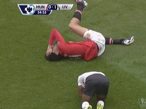 Tinh huong va cham rat manh giua Gerrard va Fellaini hinh anh