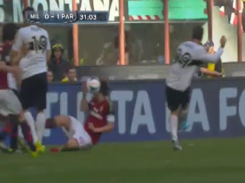 Montolivo choang vang sau cu sut thang mat cua Cassano hinh anh