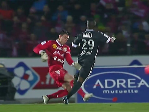 Top 5 pha cuu thua an tuong nhat vong 29 Ligue 1 hinh anh