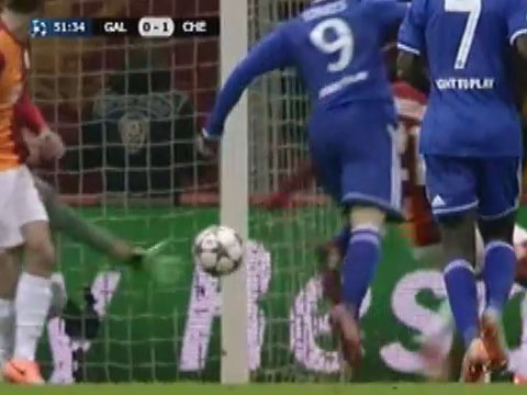 Pha bo lo cua Torres trong tran luot di voi Galatasaray hinh anh