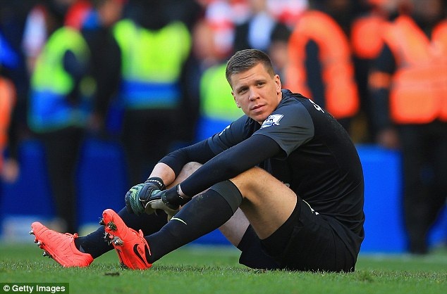 HLV Wenger loai toi do o tran tiep Swansea hinh anh