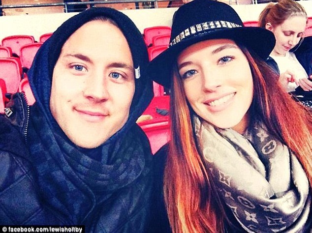 Holtby và bạn gái Charlotte trên khán đài sân Wembley. Ảnh Instagram