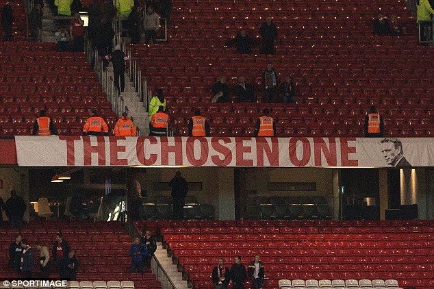 Nhân viên an ninh sân Old Trafford phải bảo vệ tấm banner ghi dòng chữ
