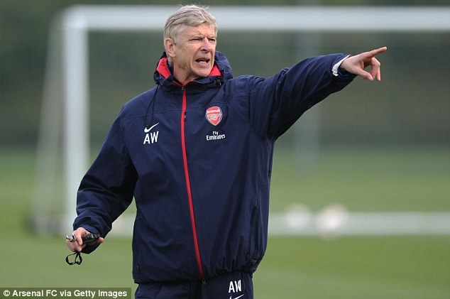 HLV Wenger noi doa voi loi binh luan cua Scholes hinh anh