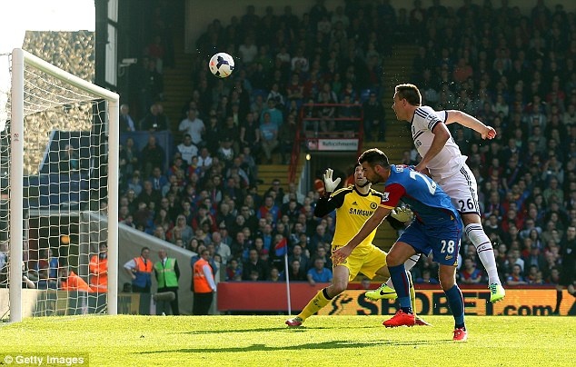 Cú đánh đầu phản lưới nhà của Terry khiến Chelsea trắng tay trước Crystal Palace. Ảnh Getty Images