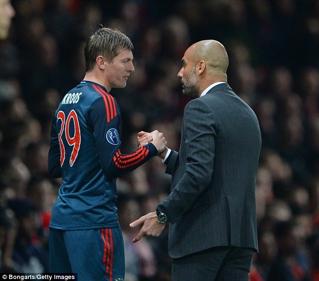 Toni Kroos tranh cai voi Pep ngay tren san hinh anh