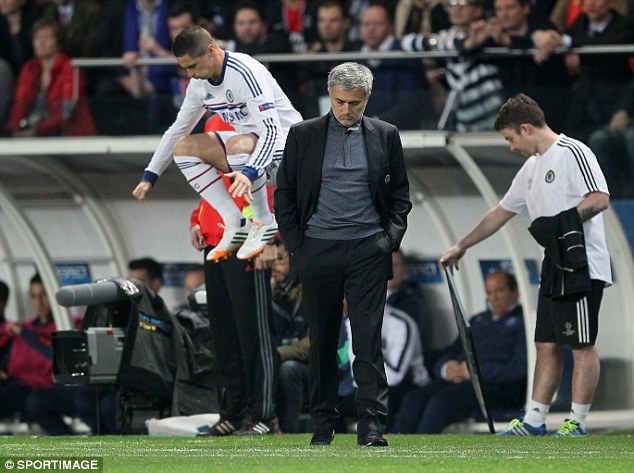 Torres gần như vô dụng mùa này khiến HLV Mourinho phát ngán. Ảnh Getty Images