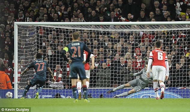 Alaba sút hỏng phạt đền ở trận gặp Arsenal. Ảnh Getty Images