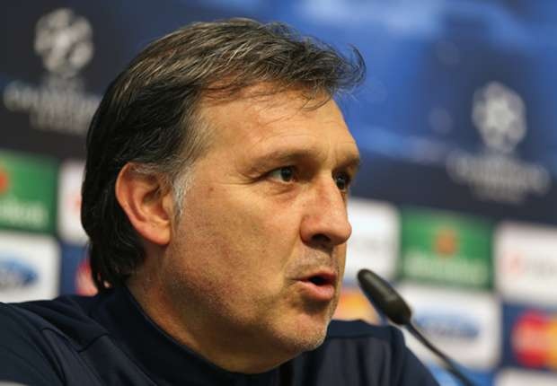 HLV Tata Martino: Barca phai mo ty so truoc hinh anh