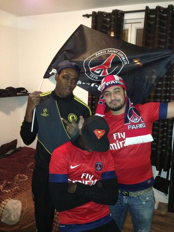 Gia đình của Demba Ba là fan cuồng của PSG. Ảnh Twitter của Demba Ba