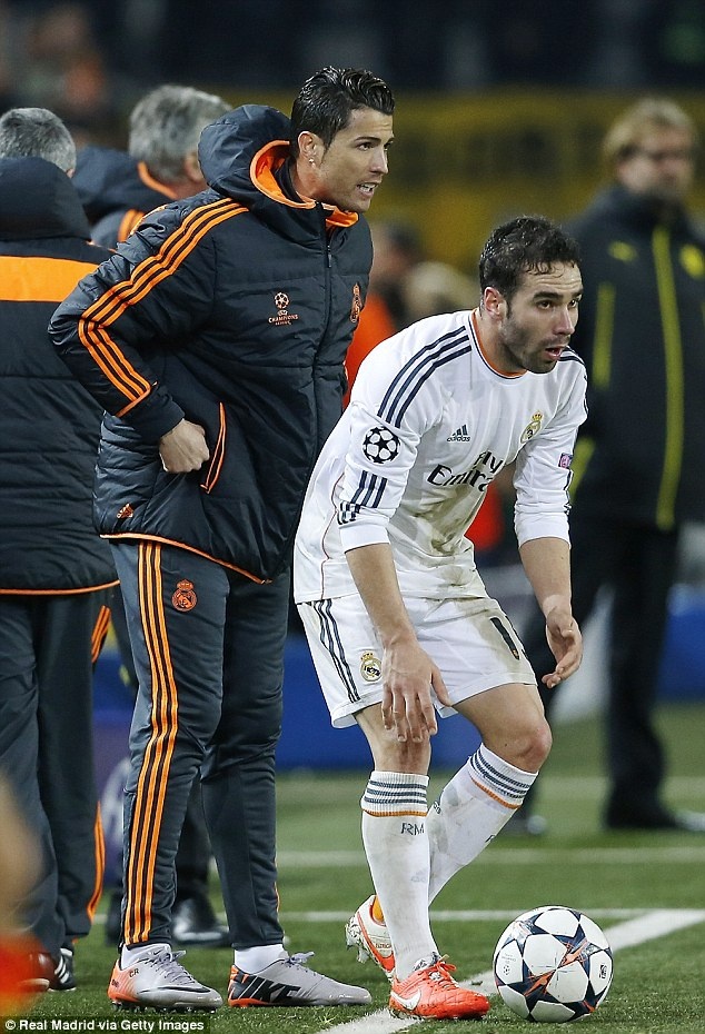 Ronaldo ra sát đường biên kêu gọi Carvajal khi đàn em thực hiện quả ném biên.