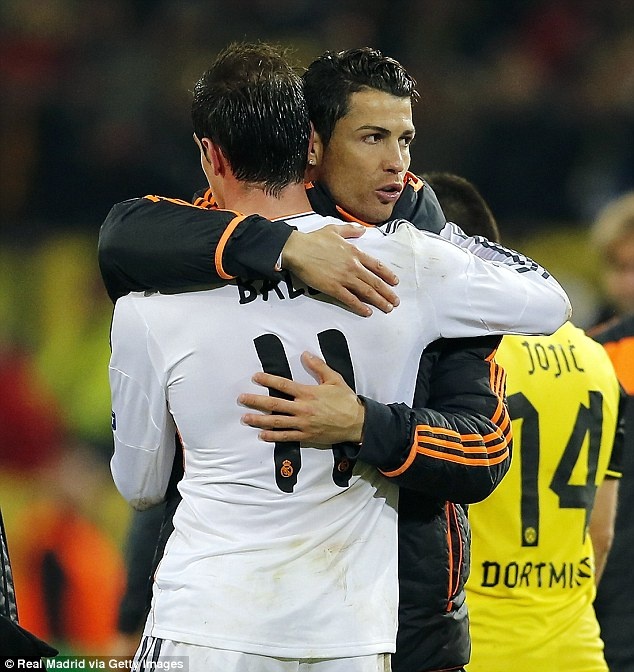 Ronaldo ôm Bale sau trận, sau khi Real Madrid chắc chắn giành quyền vào vòng bán kết.